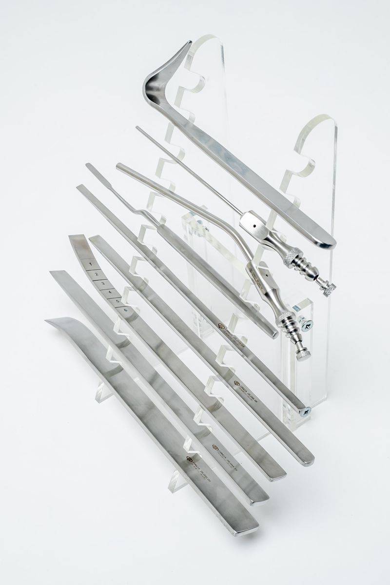 Instrumentos con mango y sierras manuales organizados en un soporte