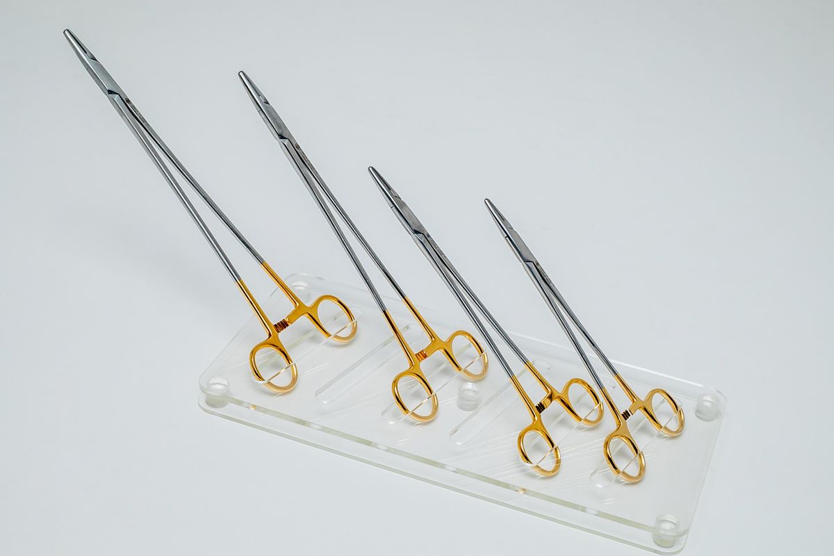 Instrumentos largos con anillos dorados sobre fondo claro