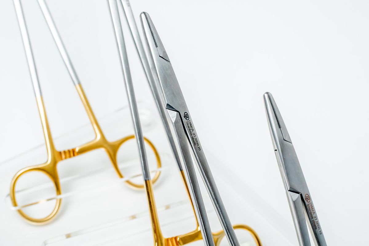 Detalle de instrumentos con anillos dorados y plateados