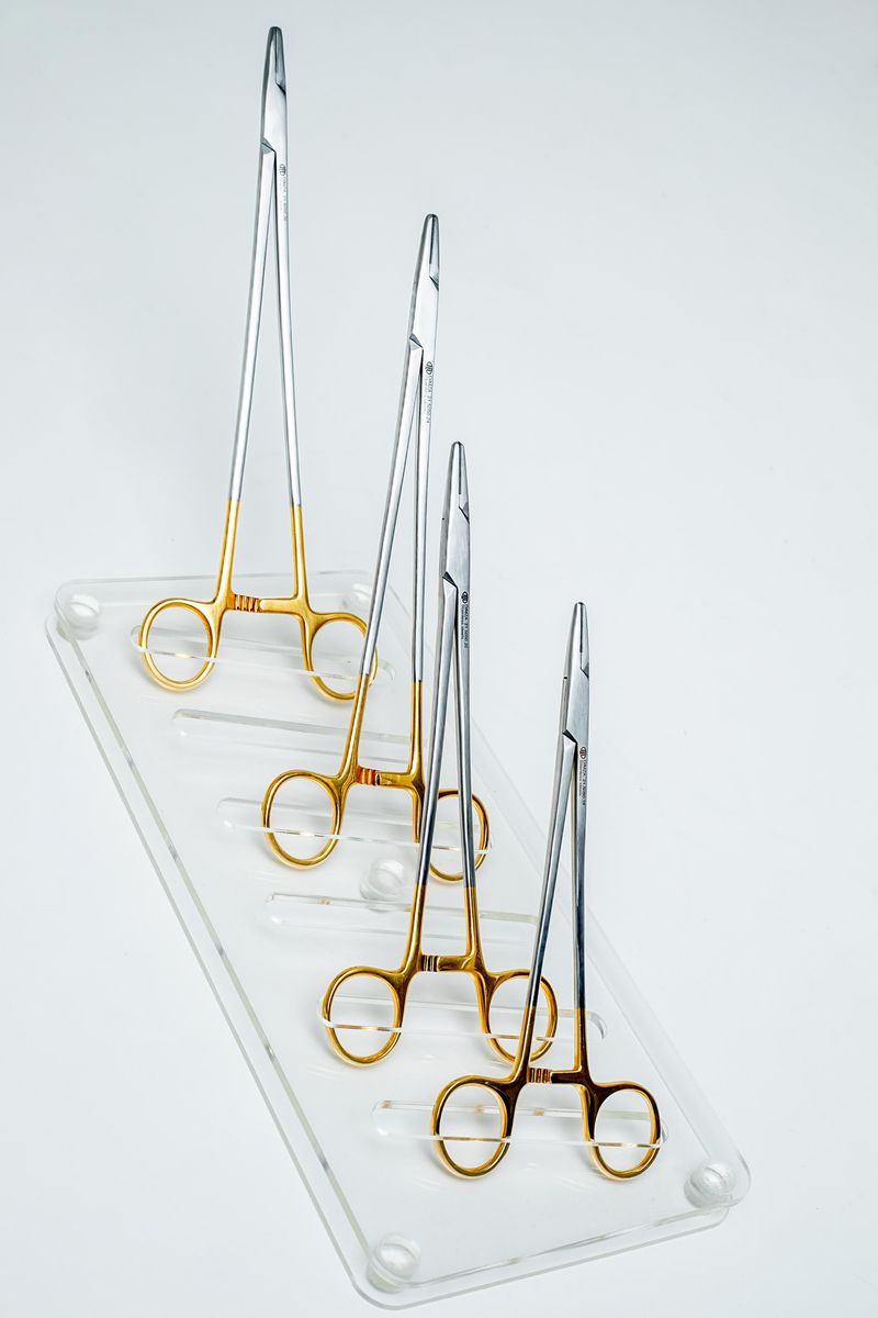 Instrumentos largos con anillos dorados organizados en un soporte