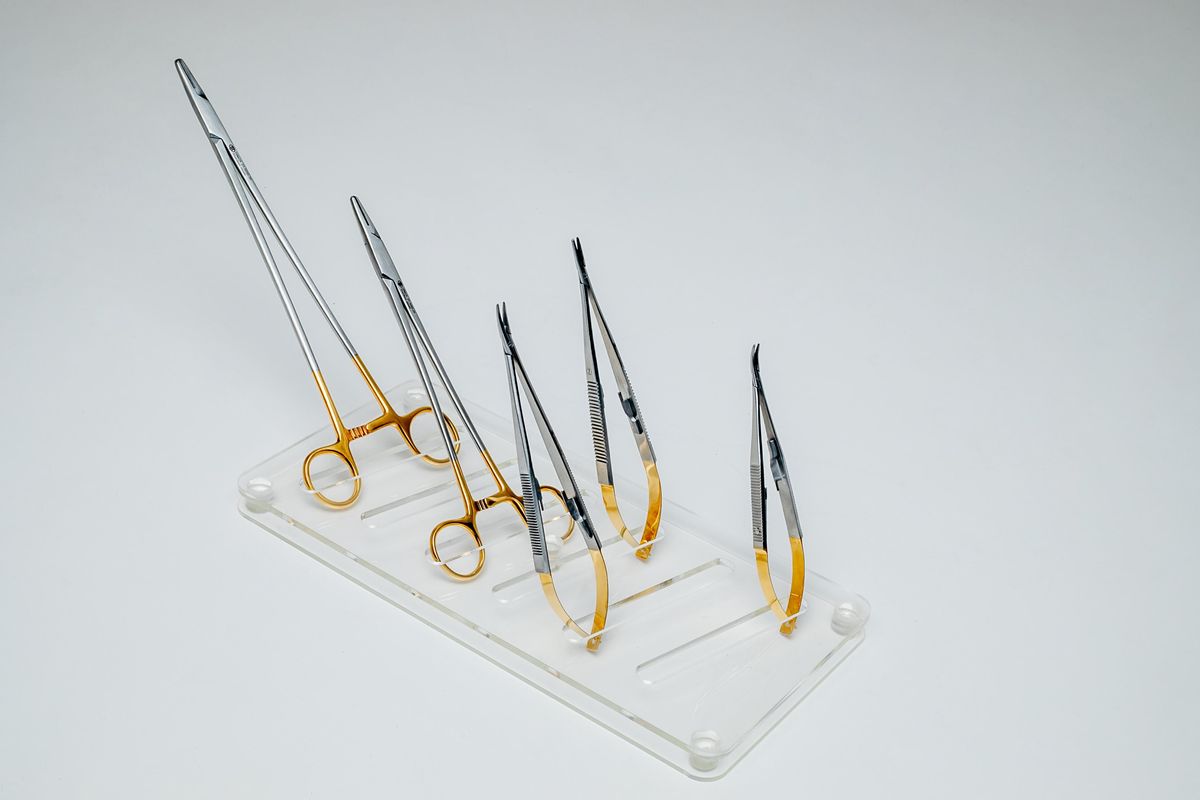 Conjunto de instrumentos largos sobre soporte transparente