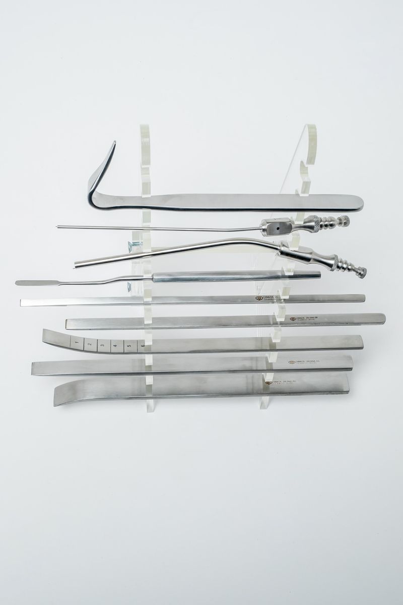 Instrumentos con mango alineados en un soporte transparente